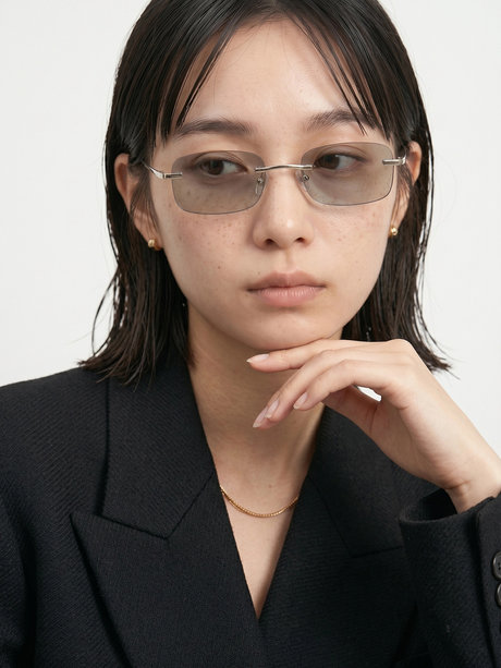 同じモデルによるスクエア着用