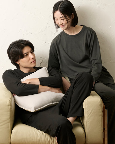 Hug usのウェアを着てくつろぐ二人