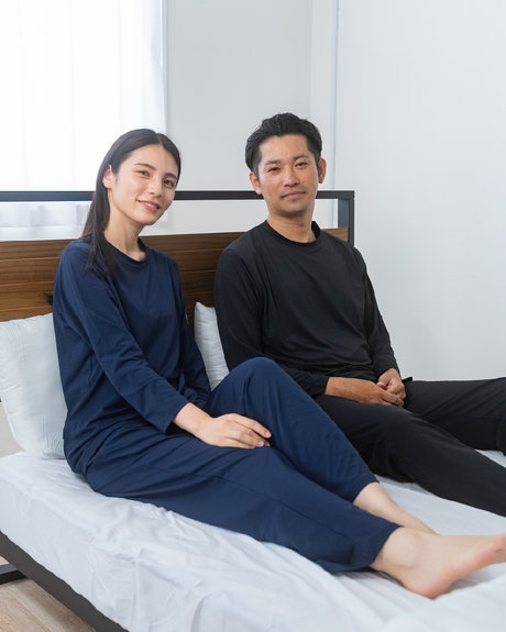 hug usのウェアを着てゆったりと過ごす様子