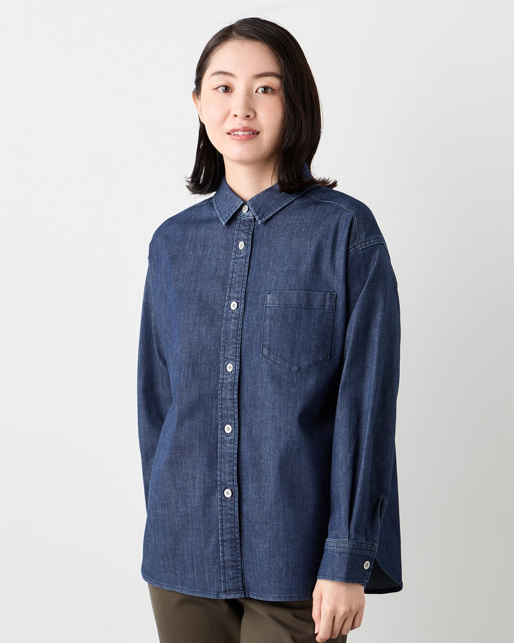 ブルーのデニムシャツを着た女性モデル1
