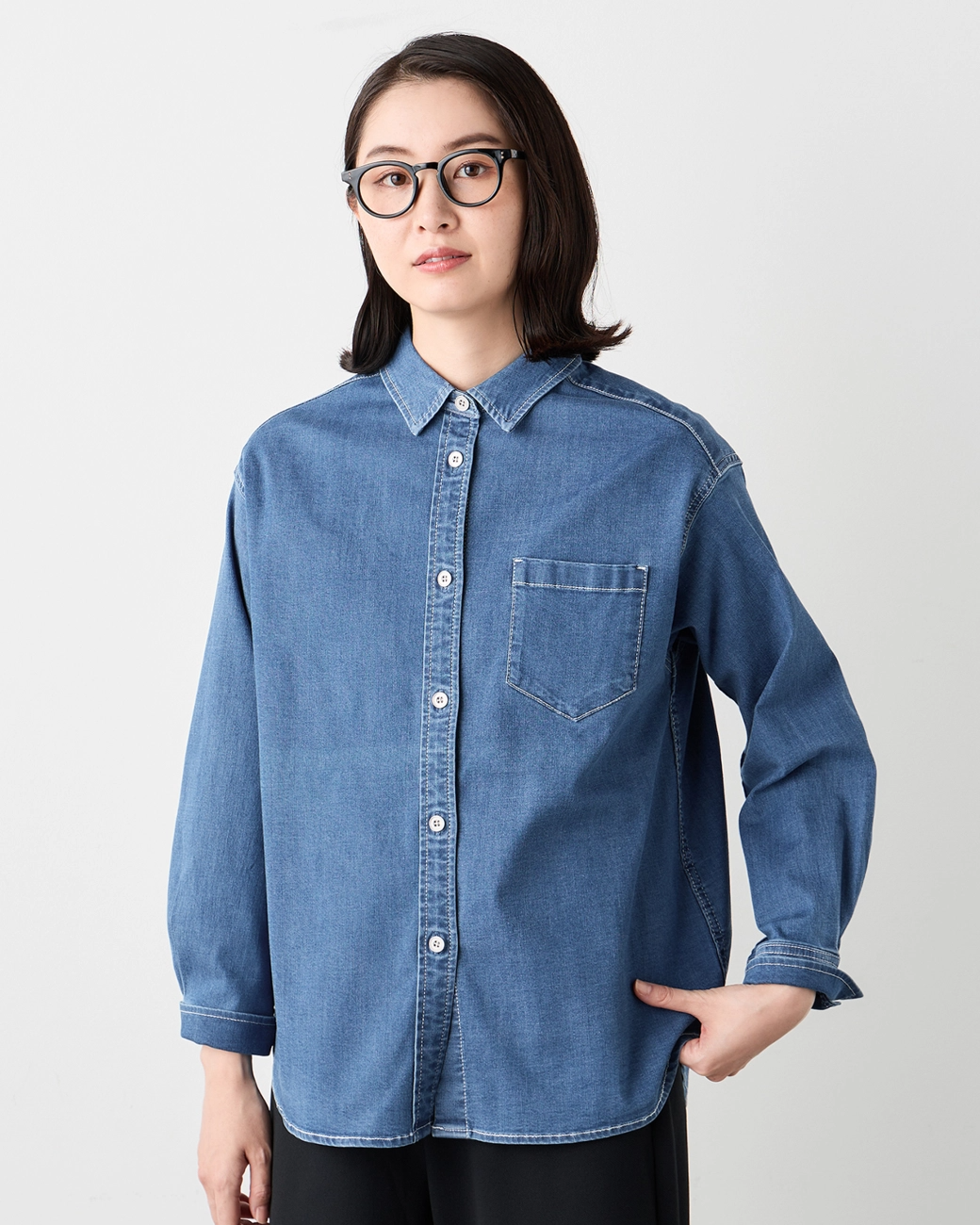ライトブルーのデニムシャツを着た女性モデル1