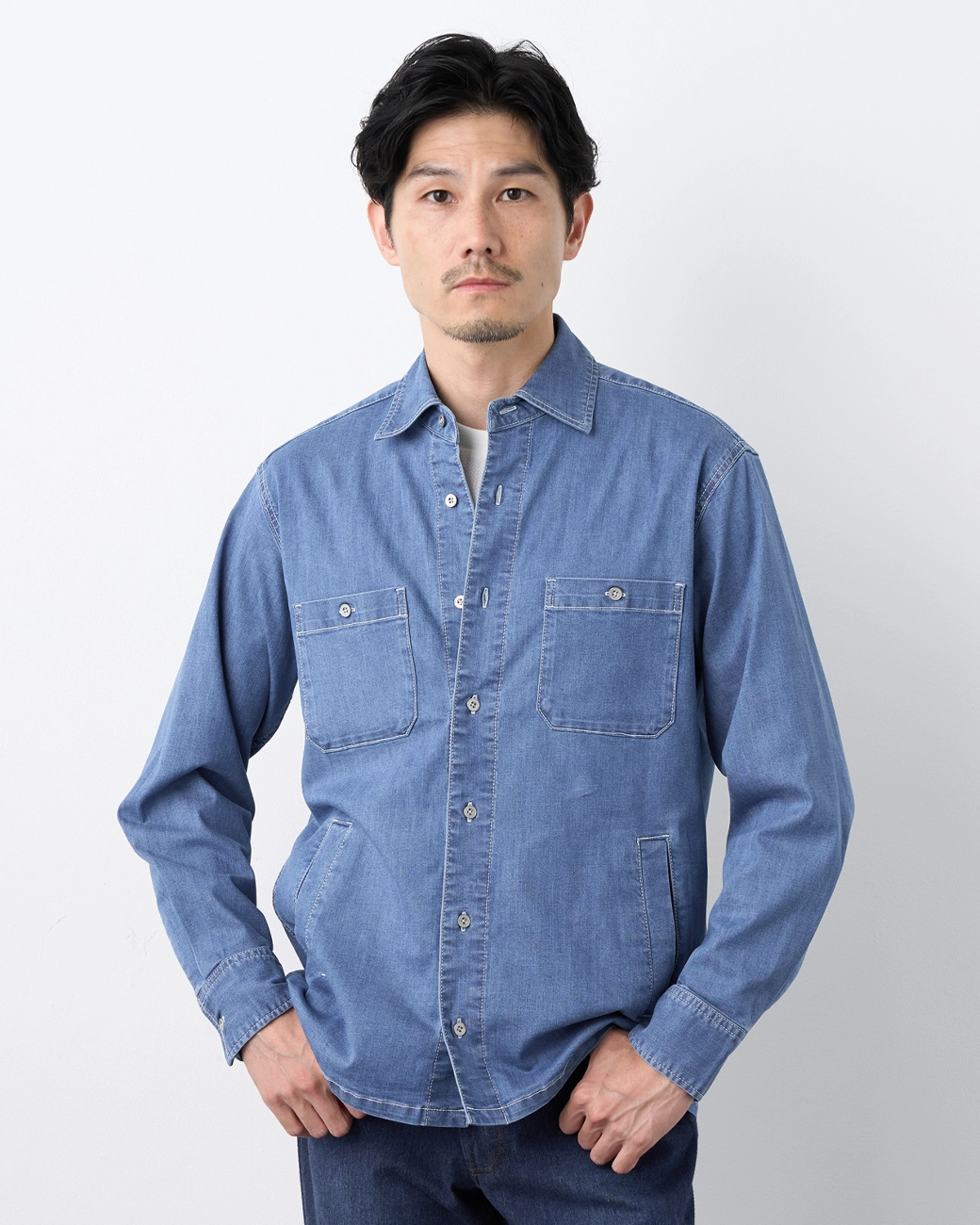 ライトブルーのデニムシャツを着た男性モデル1