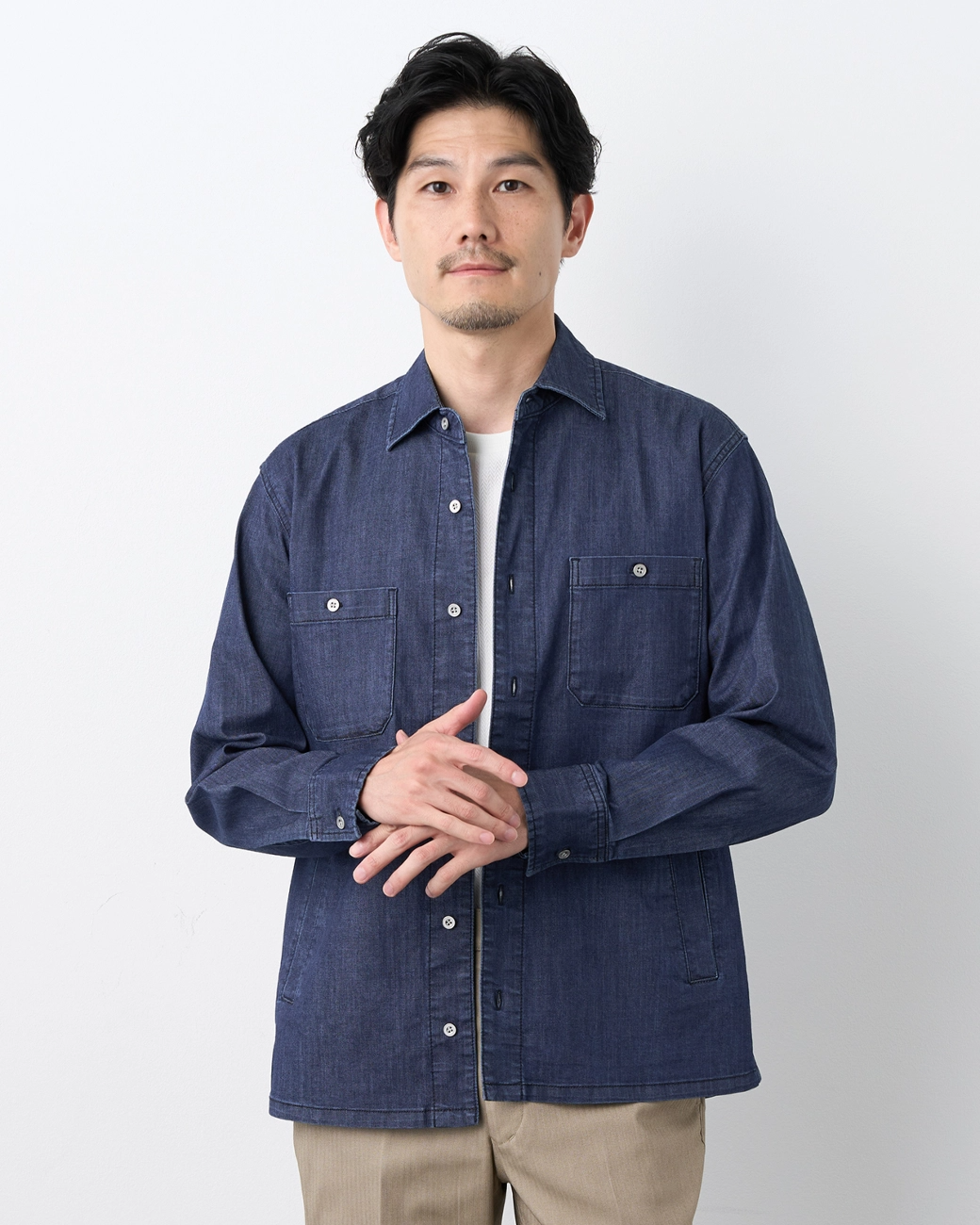 ブルーのデニムシャツを着た男性モデル1