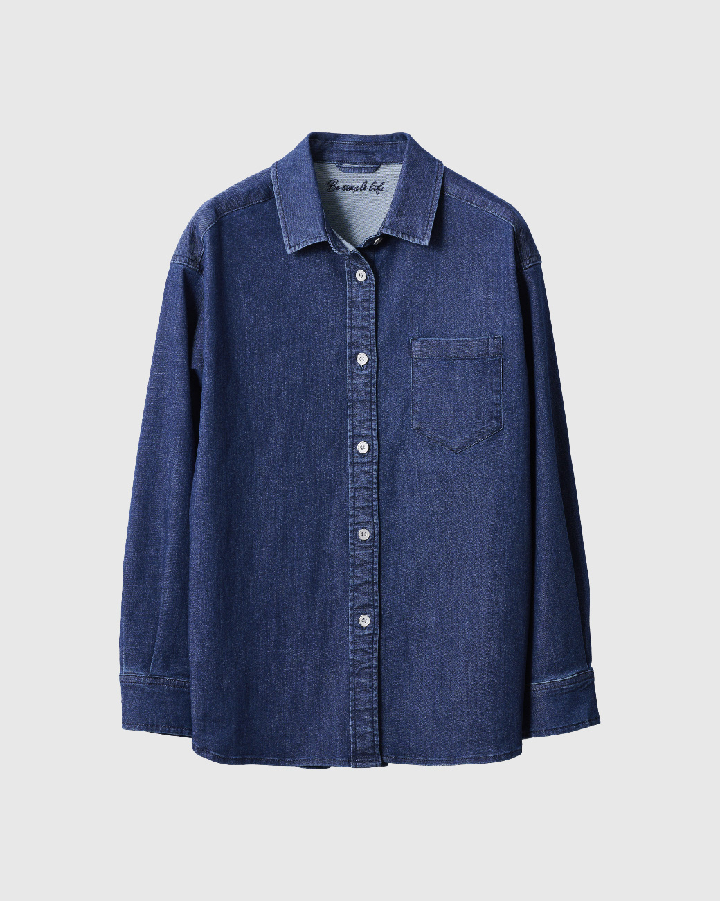 ブルーのデニムシャツ