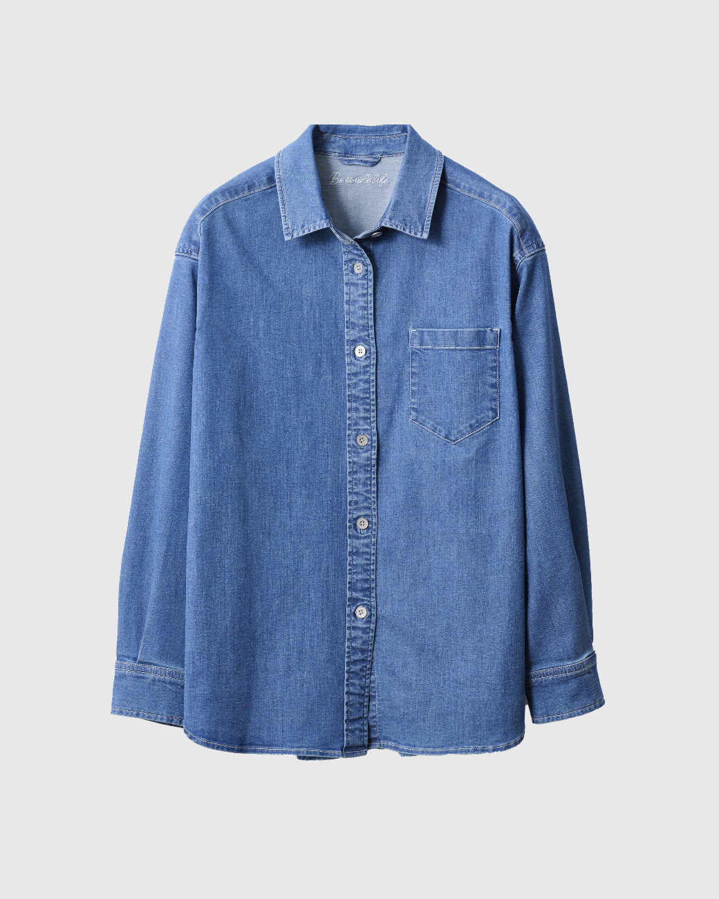 ライトブルーのデニムシャツ
