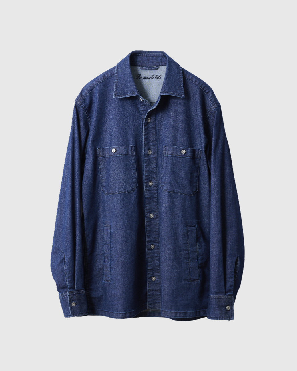 ブルーのデニムシャツ
