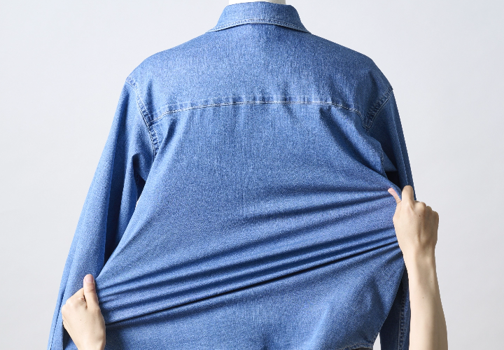 伸縮性のある生地を持つ様子