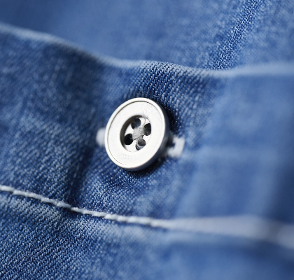 シャツのボタンのアップ